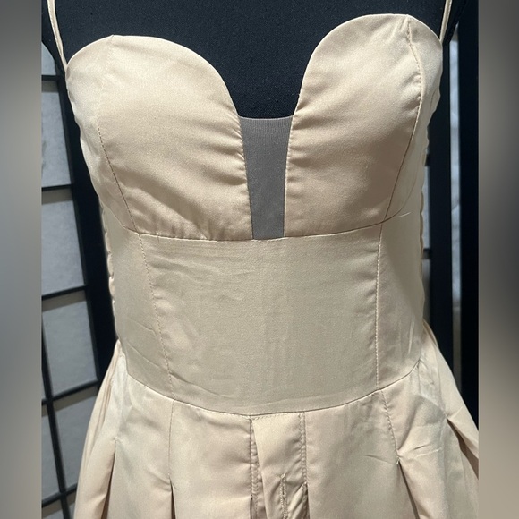 AmyEnjoyLife Tan DRESS, VERSATILE OCCASION, MIDI LENGTH, WOMEN SIZE M. - Picture 7 of 9